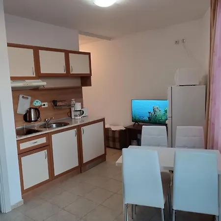 Διαμέρισμα Sunny Apartment, Kokiche - White Building Liliya *