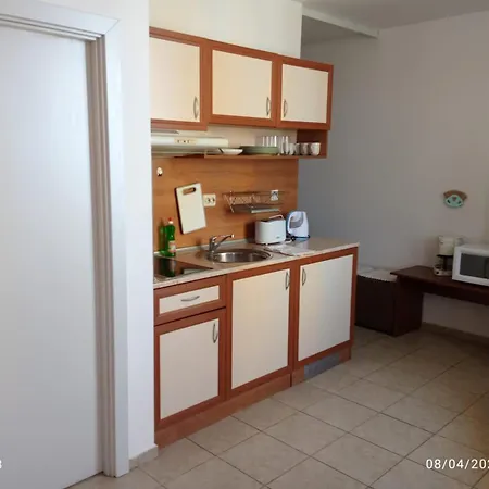 Daire Sunny Apartment, Kokiche - White Building Liliya *
