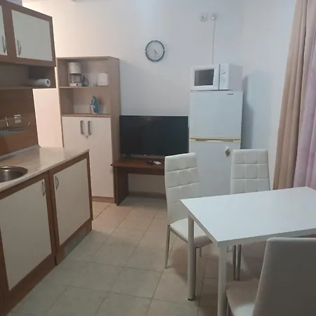 Daire Sunny Apartment, Kokiche - White Building Liliya *