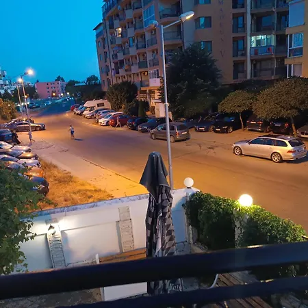 Daire Sunny Apartment, Kokiche - White Building Liliya