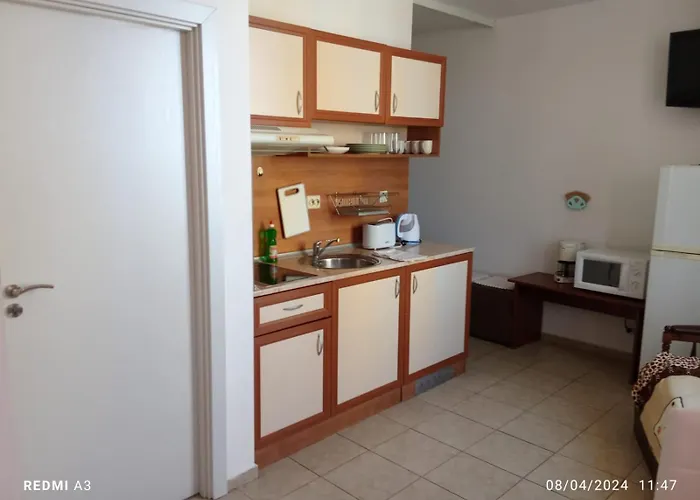 아파트 Sunny Apartment, Kokiche - White Building Liliya *