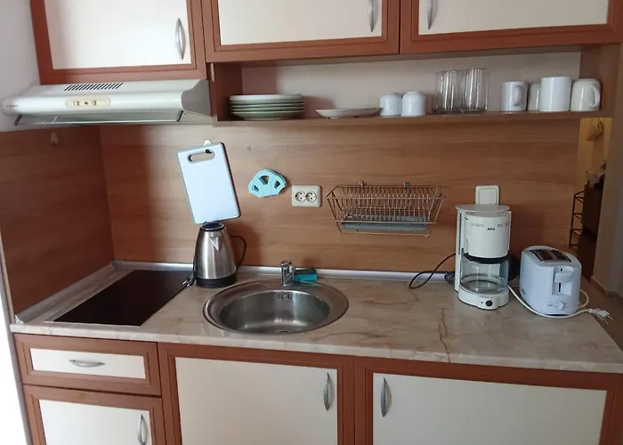 아파트 Sunny Apartment, Kokiche - White Building Liliya