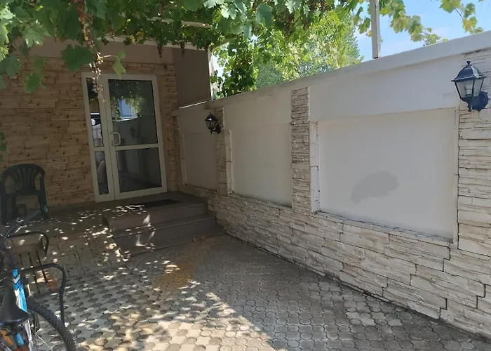 Sunny Apartment, Kokiche - White Building Liliya