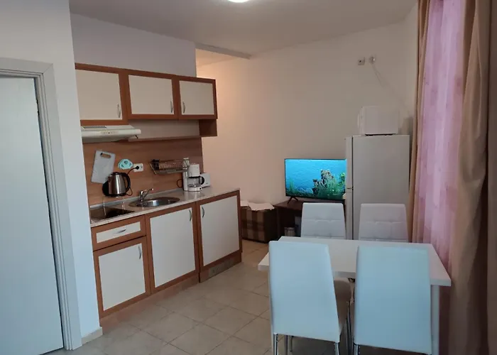 아파트 Sunny Apartment, Kokiche - White Building Liliya *