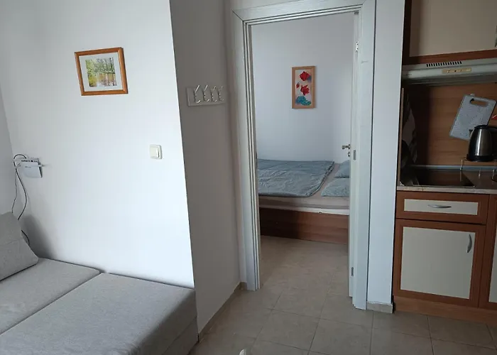 Sunny Apartment, Kokiche - White Building Liliya 아파트 *