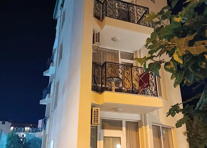 Sunny Apartment, Kokiche - White Building Liliya * סאני ביץ'