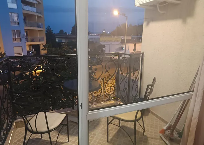 Sunny Apartment, Kokiche - White Building Liliya * סאני ביץ'